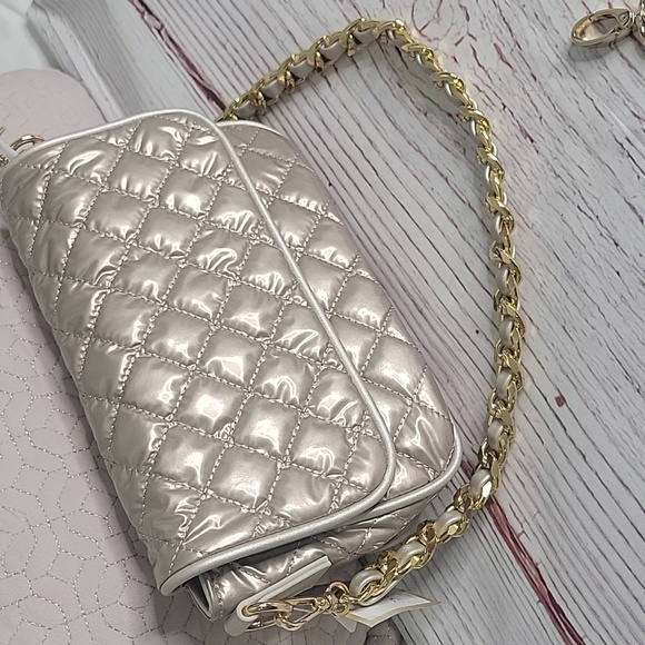 LEMONBELLA Quilted Soft Beige/Gold Metallic Crossbody Bag NWT - Picture 3 of 10